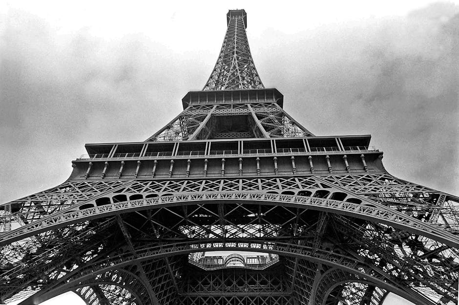 Eiffel Tower - Photo 2
